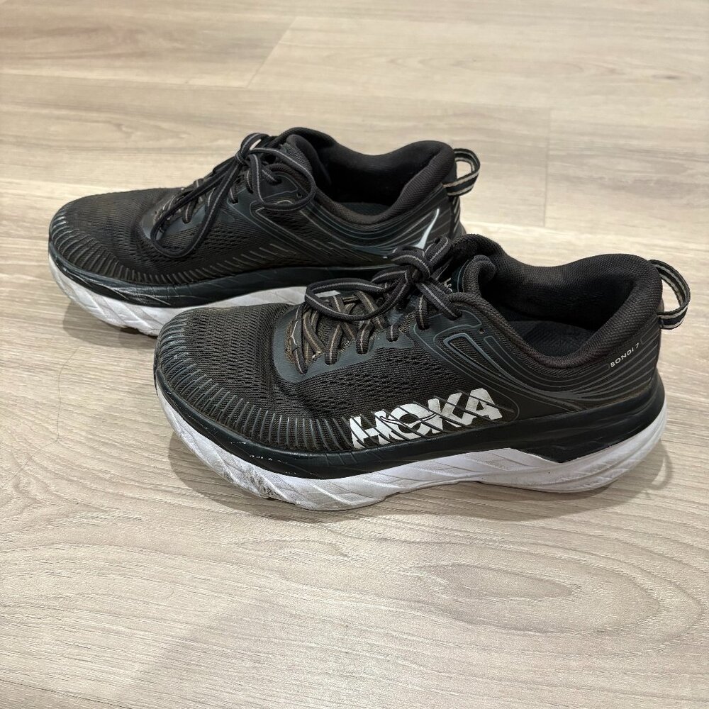 HOKA Bondi 7 in Black Sneakers